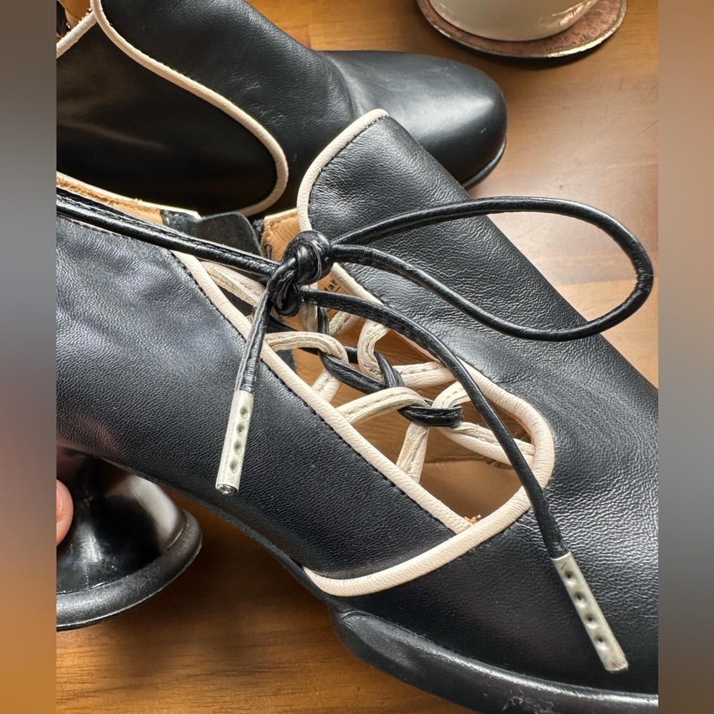 SOLD! Fluevog NEARLY NEW Enneagram Receptive side lace-up black/cream heel - 8 - Picture 10 of 16